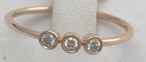 Rotgold Solitärring mit drei Brillanten
